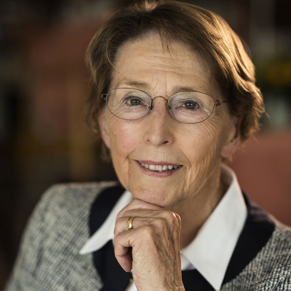 Lisbeth Smedegaard Andersen er teolog, kunsthistoriker, forfatter og salmedigter.