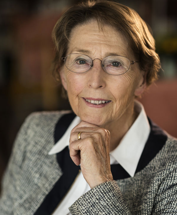 Lisbeth Smedegaard Andersen er teolog, kunsthistoriker, forfatter og salmedigter.